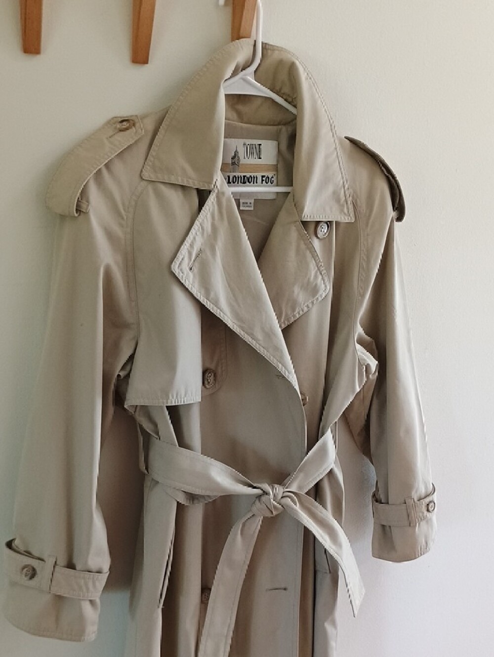 Vintage London Fog Women's Beige Trench Coat - Timeless Double-Breasted Style - Picture 13 of 15